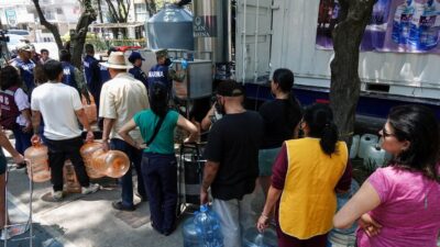 Vecinos de la alcaldía Benito Juárez esperando llenar sus garrafones de agua