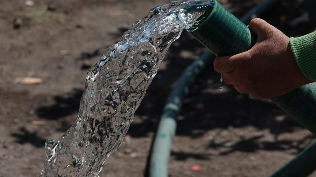 Agua saliendo de manguera. Denuncian huachicoleo de agua en Durango