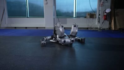 Boston Dynamics presentó la nueva versión de Atlas, su robot humanoide que se levanta levantarte del suelo como si estuviera poseído.
