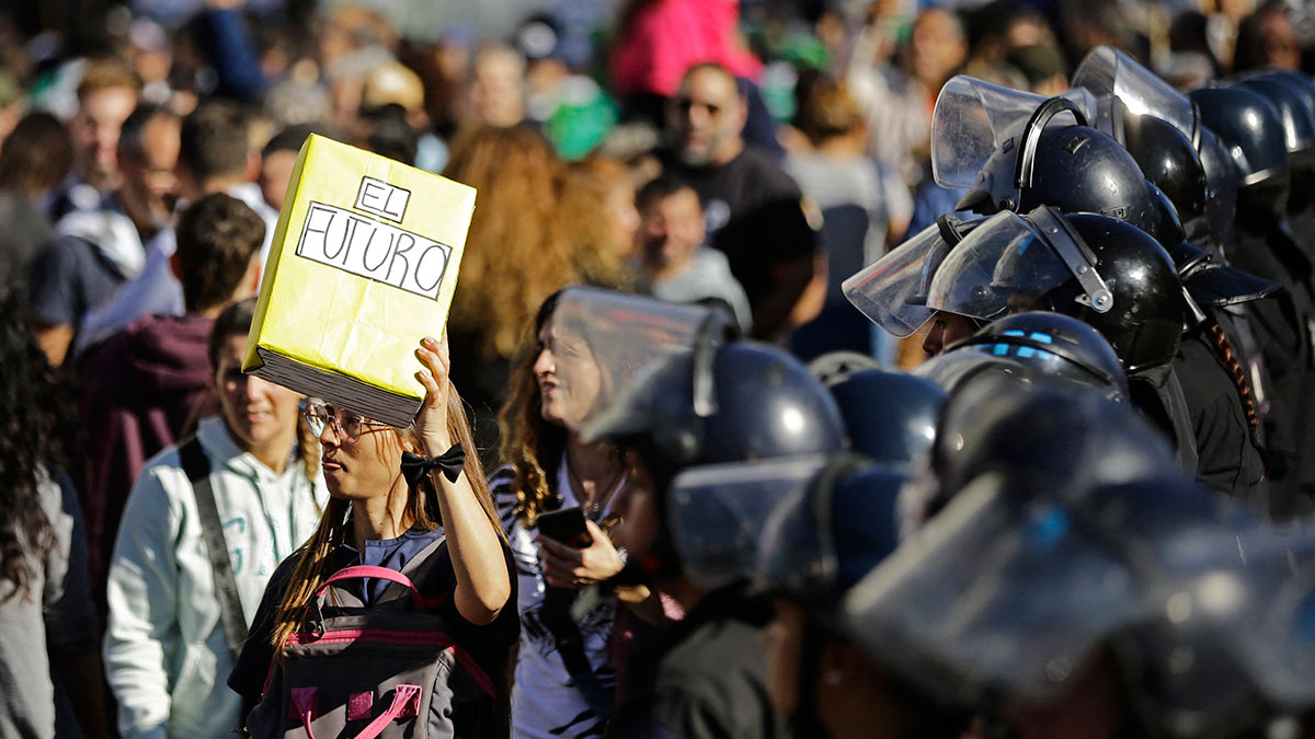 Miles de personas salen a defender la universidad pública en Argentina