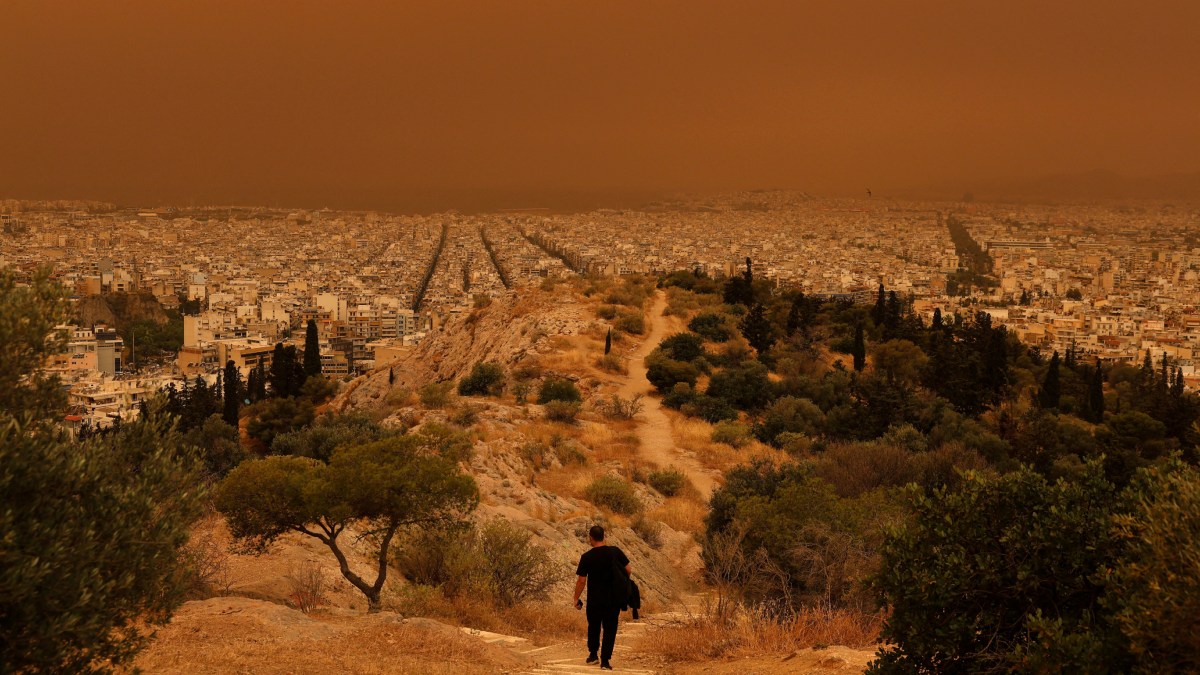 SORPRENDENTE: Raro fenómeno pinta de naranja el cielo de Grecia