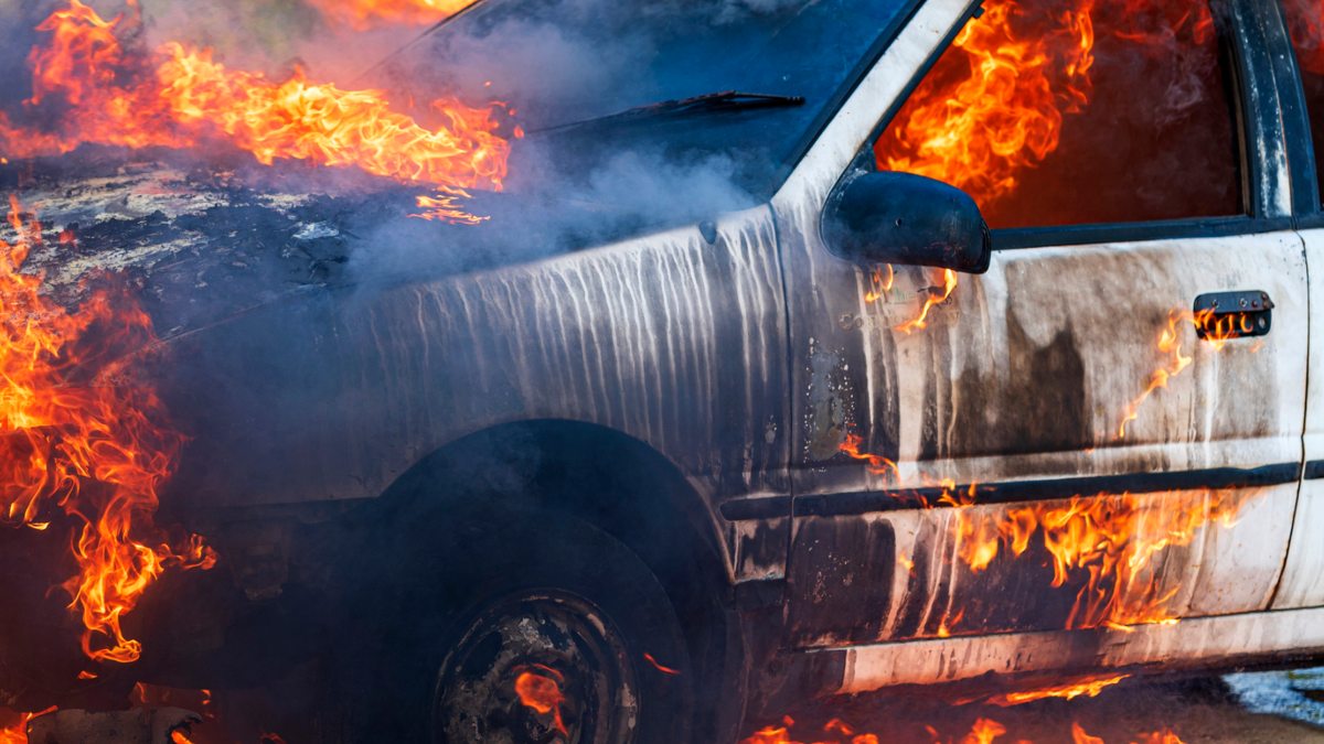 Drama en el Edomex: Captan momento en que hombres escapan de un auto en llamas
