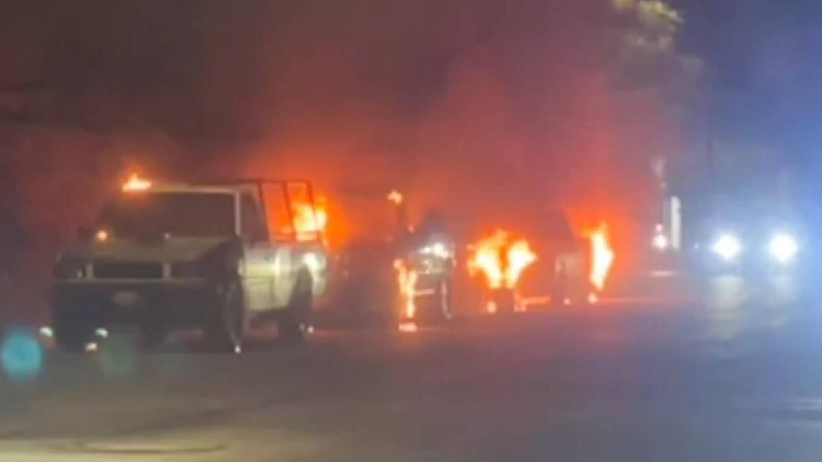 Noche violenta en Colima: incendian autos y reportan agresiones con armas de fuego