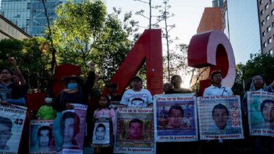 ayotzinapa-blindan-palacio-nacional-previo-a-marcha-de-los-43