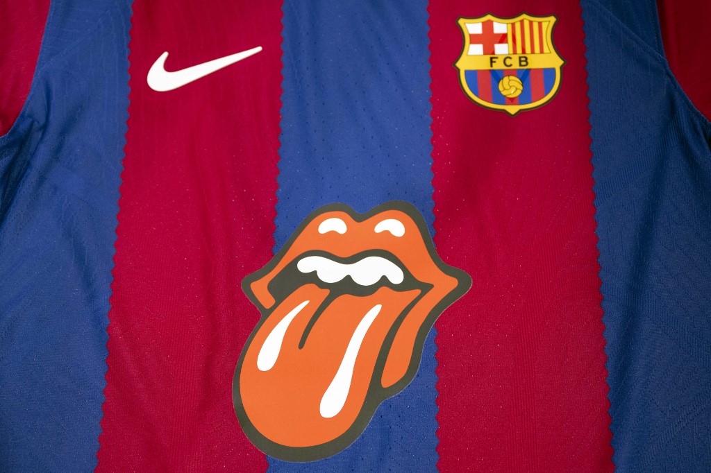 Así lucía el jersey de Barcelona y Rolling Stones de octubre de 2023. Ahora le toca a Karol G.