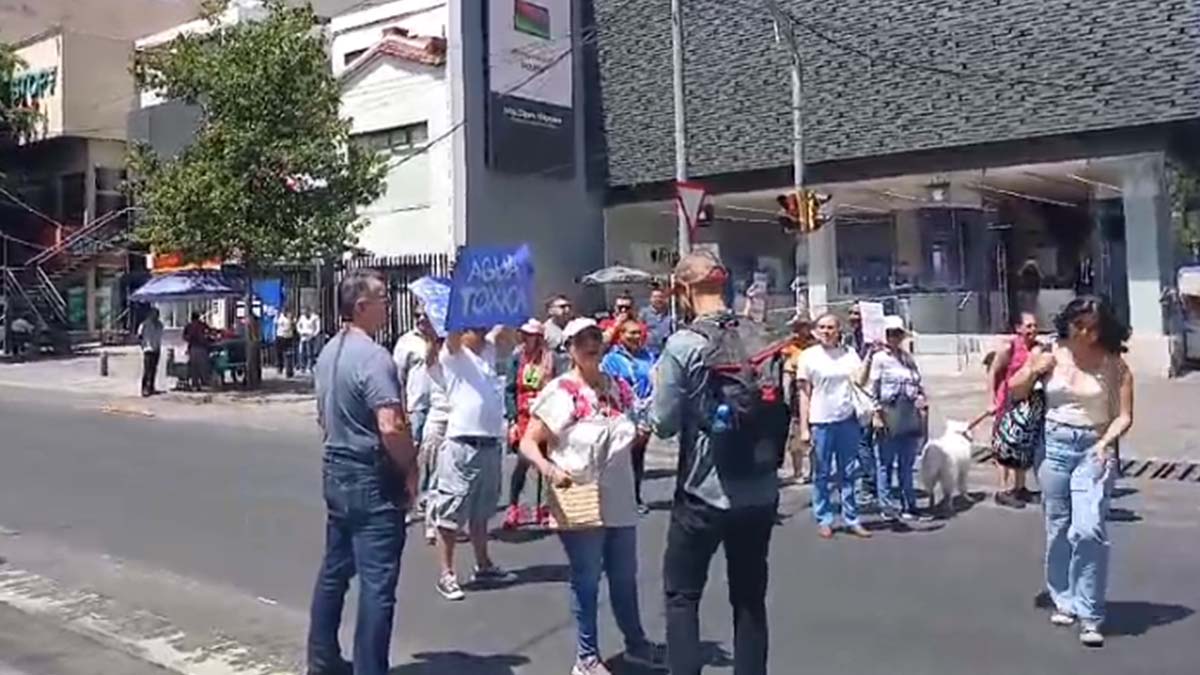¡No pases por ahí! Vecinos de la alcaldía Benito Juárez bloquean Insurgentes; protestan por agua contaminada