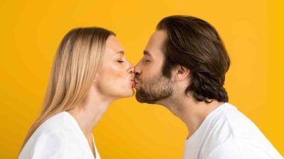 pareja besandose beneficios de los Besos a la Salud
