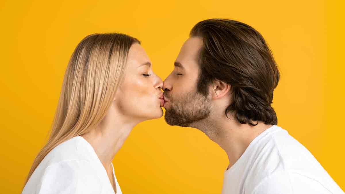 Beneficios de besar para la salud, según la UNAM