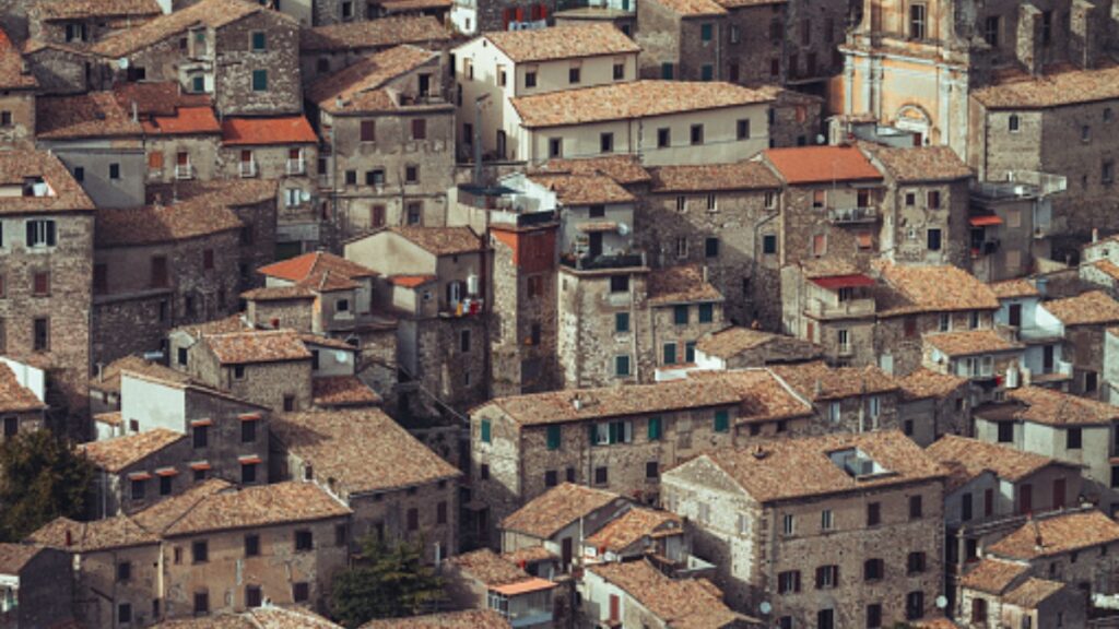إنهم يبيعون المنازل في إيطاليا مقابل يورو واحد!  انظر أين ولماذا والمتطلبات.