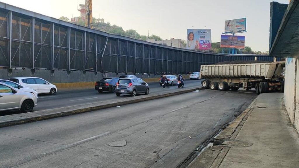 circuito-interior-cdmx- trailer-se-accidenta