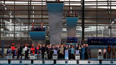 Clavadista resbala y cae en inauguración de alberca olímpica para Paris 2024