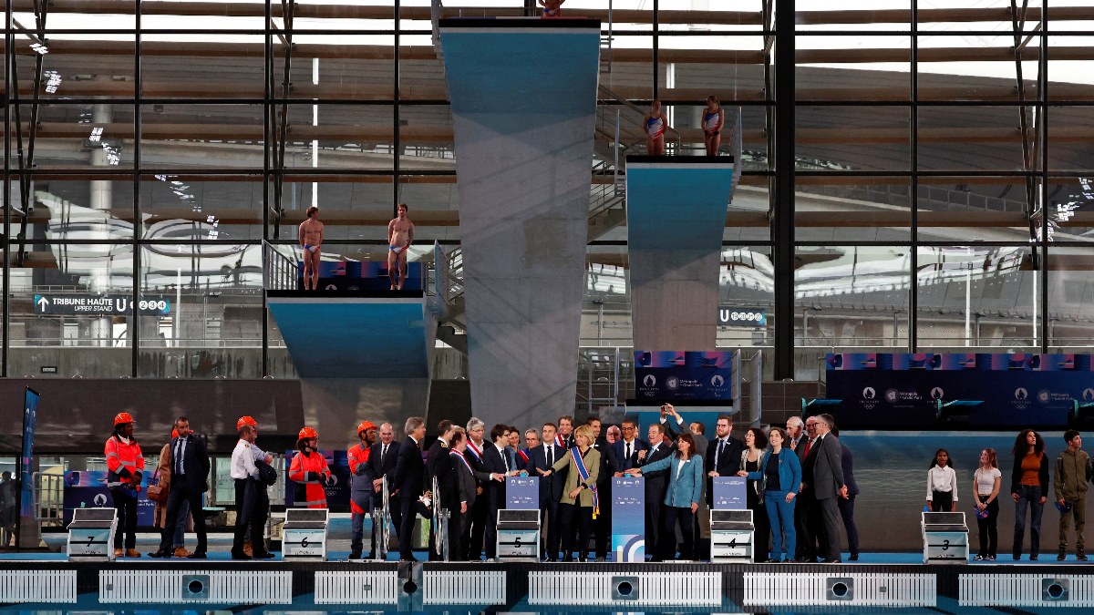 Clavadista se resbala del trampolín en inauguración de alberca olímpica para Paris 2024