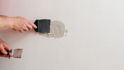 Cómo tapar agujeros en tu pared fácil y rápido