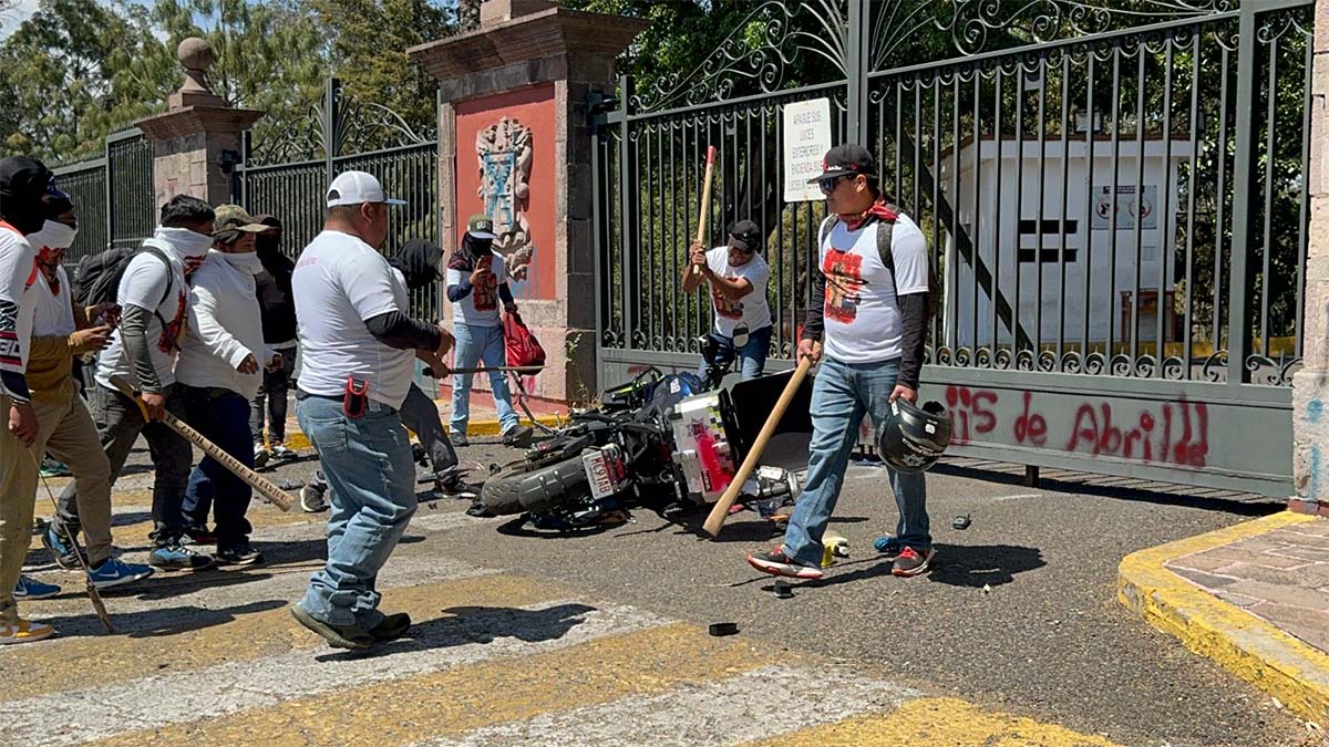 Comuneros de Arantepacua queman vehículos y vandalizan Morelia