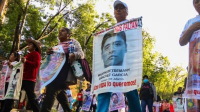 Familiares y organizaciones marchan por los 43 desaparecidos de Ayotzinapa
