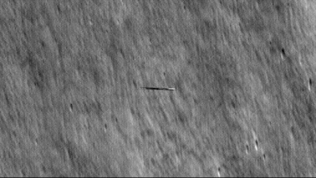 NASA capta "extraño" objeto en la órbita de la Luna
