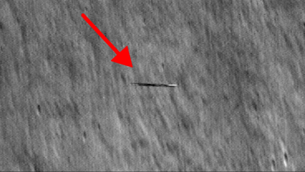 NASA capta "extraño" objeto en la órbita de la Luna