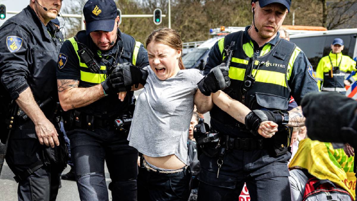Detienen dos veces a la activista climática Greta Thunberg durante protesta en La Haya