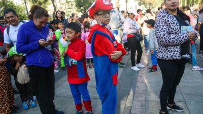 Niños disfrazados durante una carrera por el Día del Niño en la Cuauhtémoc