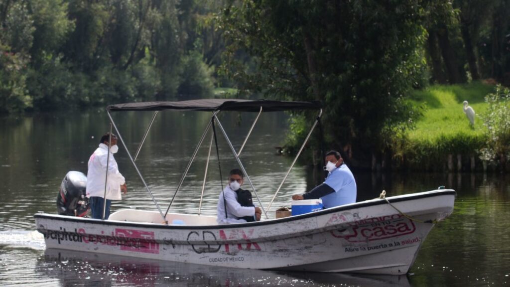 Doctores y enfermeros en trajineras de Xochimilco