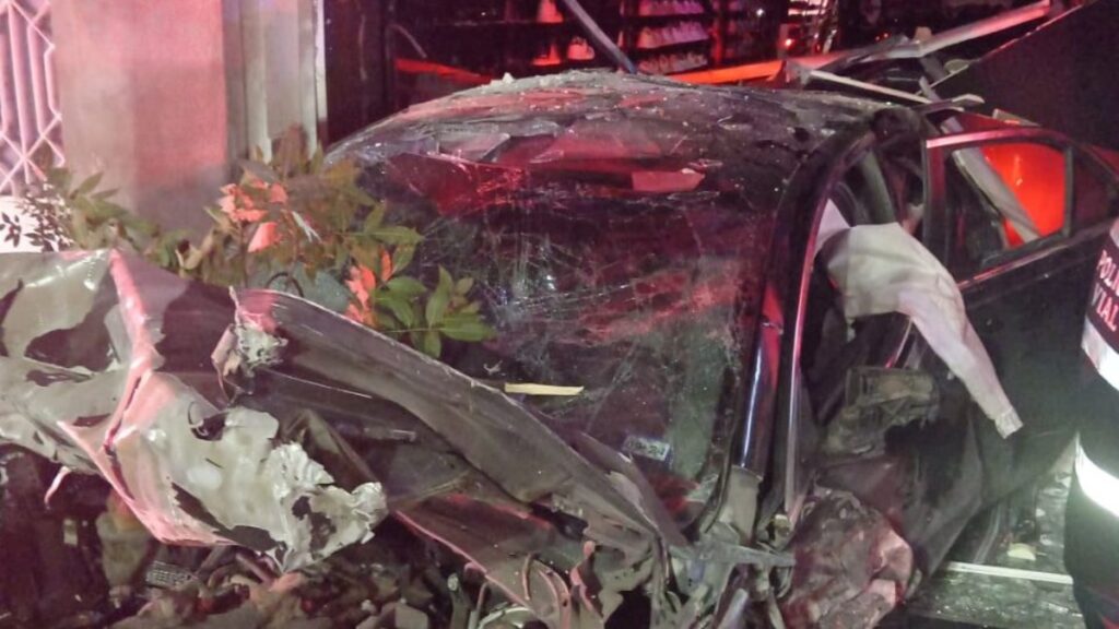 El coche de los adolescentes después de chocar contra una tienda