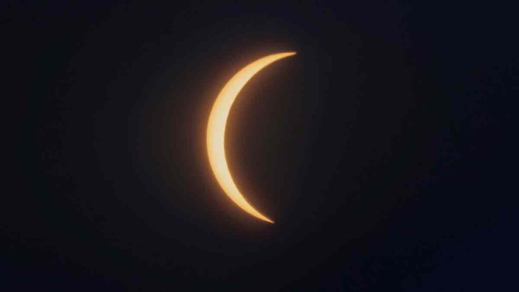 Vista del eclipse solar parcial visto desde Queens, Nueva York.