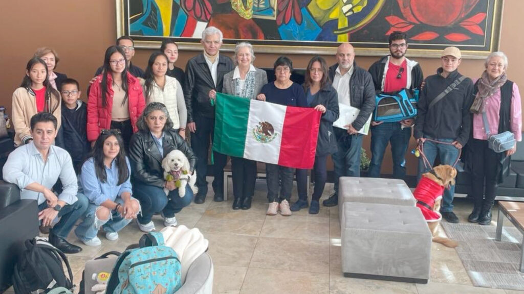 Personal diplomático deja Ecuador y regresa a México