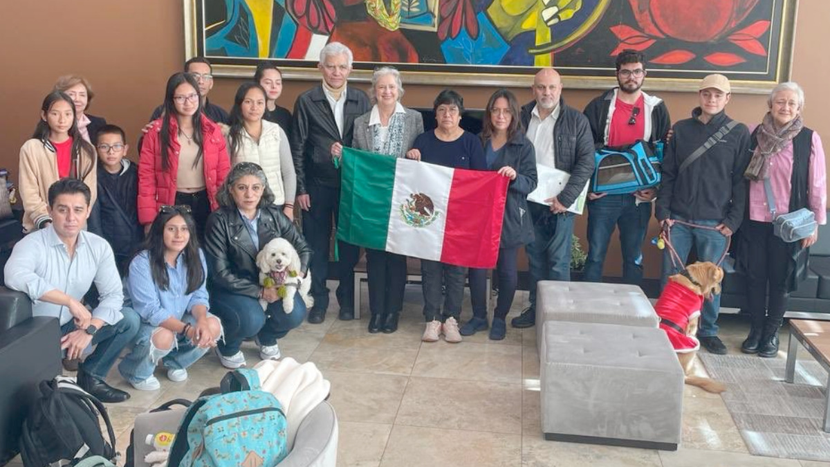 Personal diplomático deja Ecuador; va de regreso a México