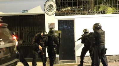 Exterior de la embajada de México en Ecuador con policías y militares