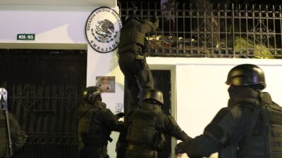 Policías irrumpen en la embajada de México en Ecuador