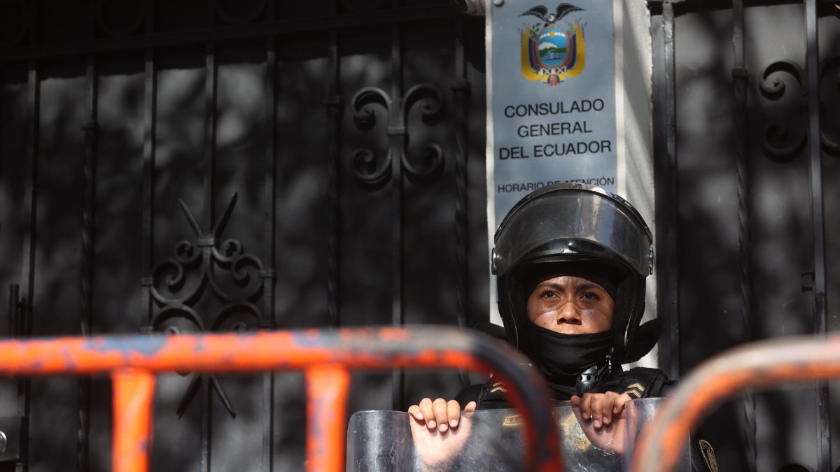 ¿Ecuador violó la ley en el asalto a la Embajada de México?