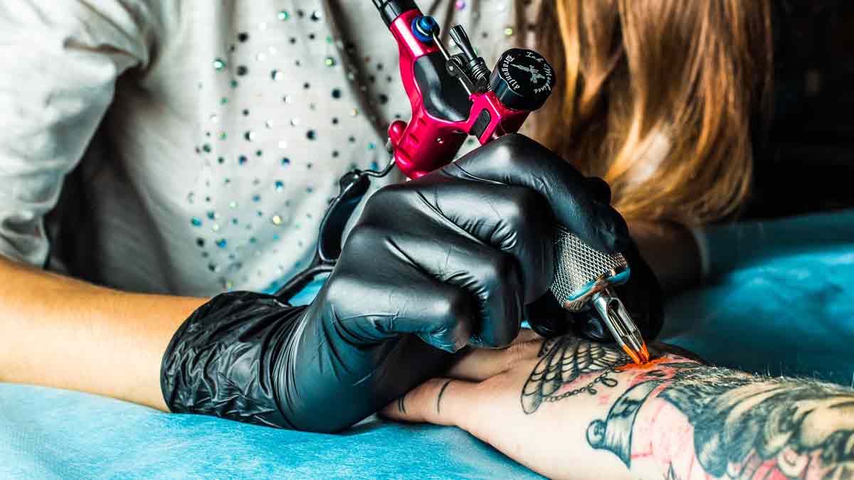 Cofepris publica guía para que tatuadores, micropigmentadores y perforadores obtengan tarjeta de control sanitario