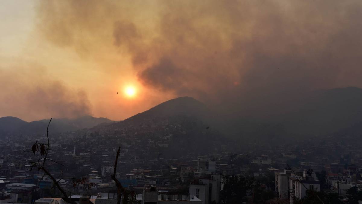 Suspenden clases por incendios en Acapulco; Secretaría de Educación pide tomar precauciones