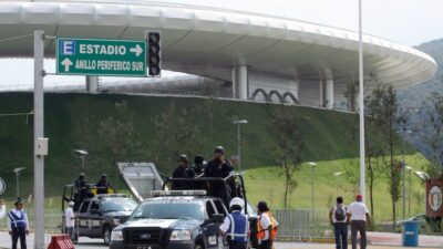 Patrulla de la Policía Federal vigilando afuera del Estadio Akron, donde juega el Guadalajara
