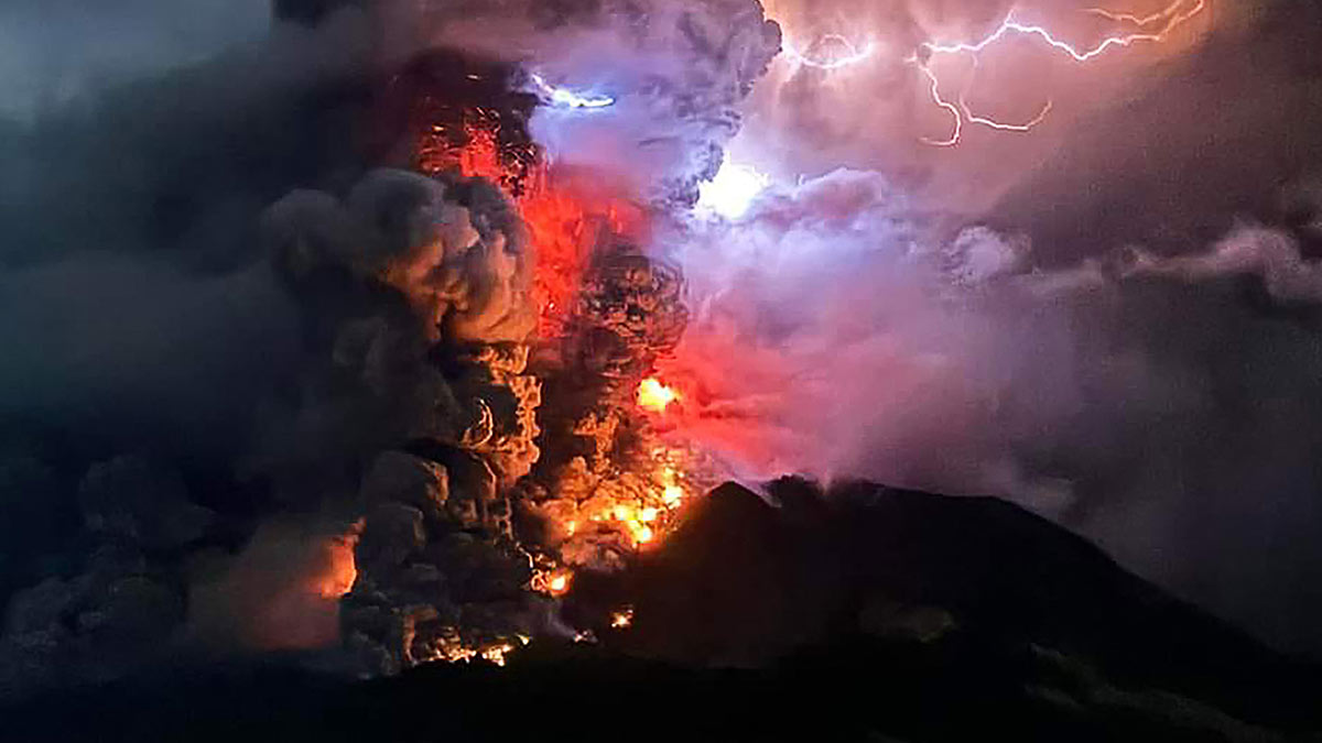 Miles de evacuados en Indonesia por erupción de volcán; hay alerta de tsunami