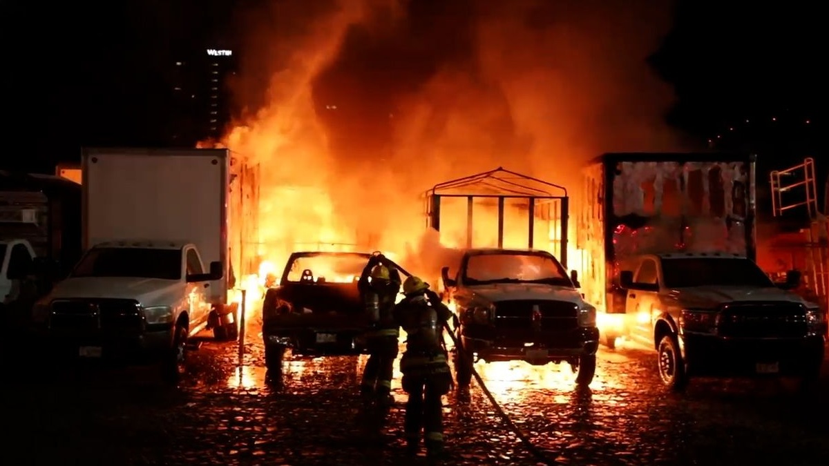 ¡Llamas en el Mercado de Abastos de Guadalajara! Bomberos combaten incendio y evitan tragedia