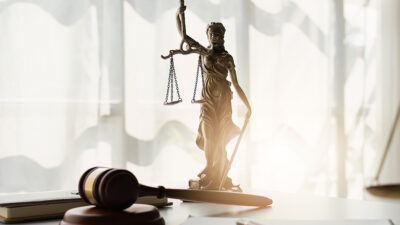 Juicio de Amparo: Estatua de la Justicia con un martillo sobre un escritorio