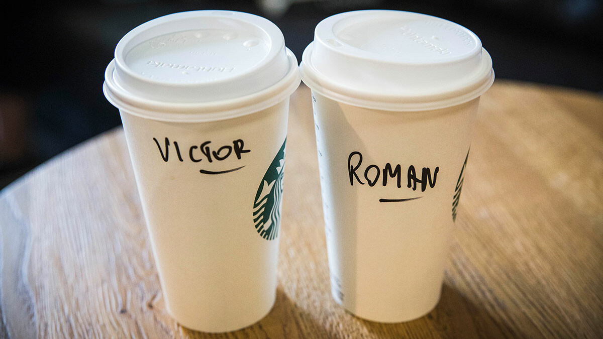 ¿Starbucks ya no escribe tu nombre en tu vaso? Esto es lo que se sabe
