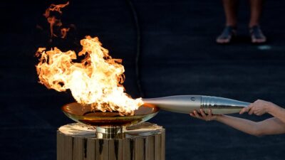 Comité Organizador de Paris 2024 recibe la llama olímpica