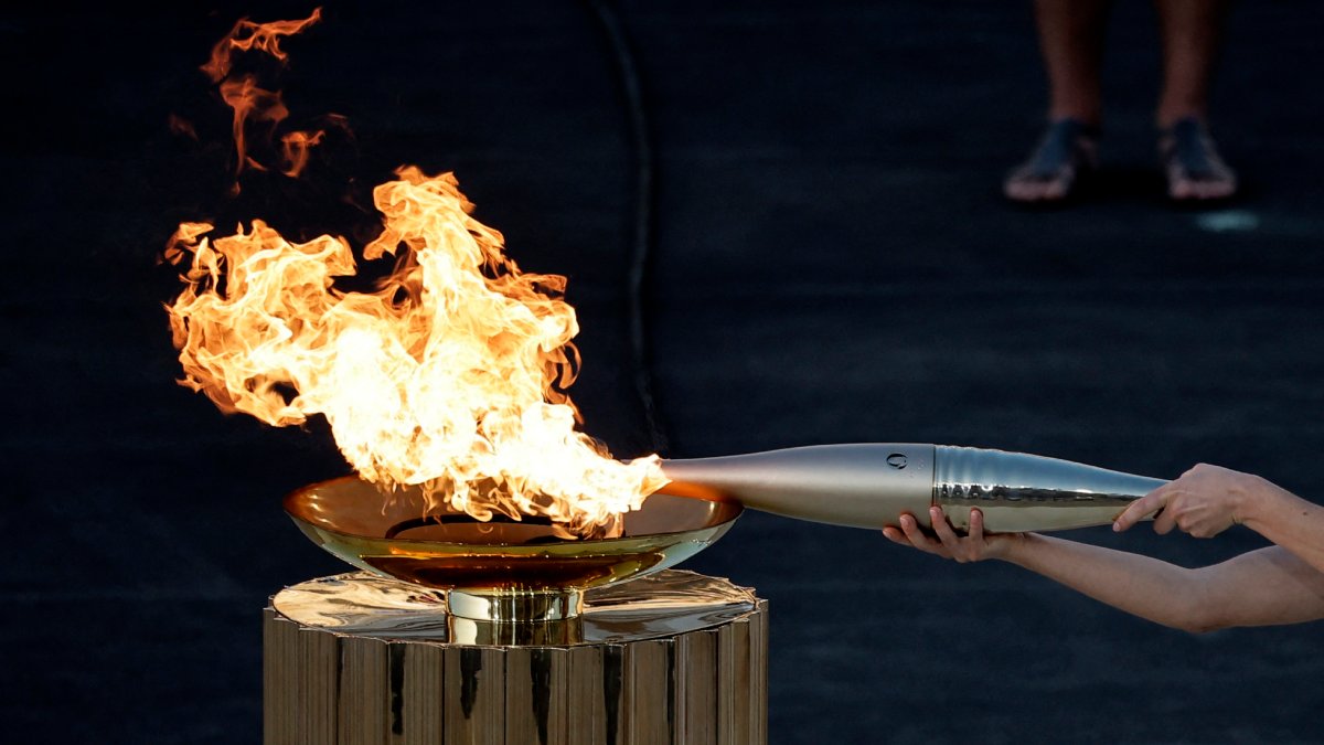 Grecia entrega la llama olímpica a Francia a tres meses de los Juegos Olímpicos de Paris 2024