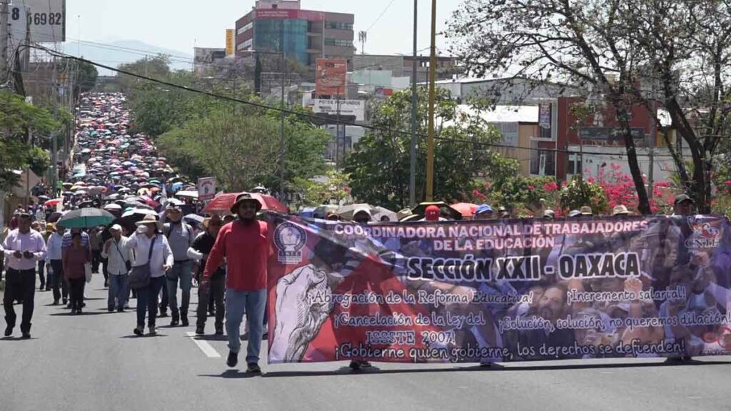 Marcha la CNTE en Oaxaca.