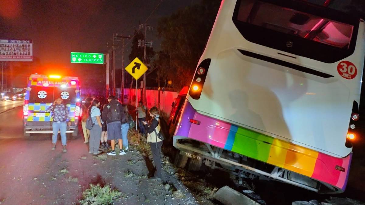 Tres lesionados deja un accidente de Mexibús en Ecatepec; el vehículo queda en una zanja