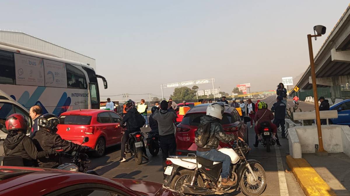 ¡Intransitable! Bloquean la autopista México-Puebla en protesta por la muerte de un menor
