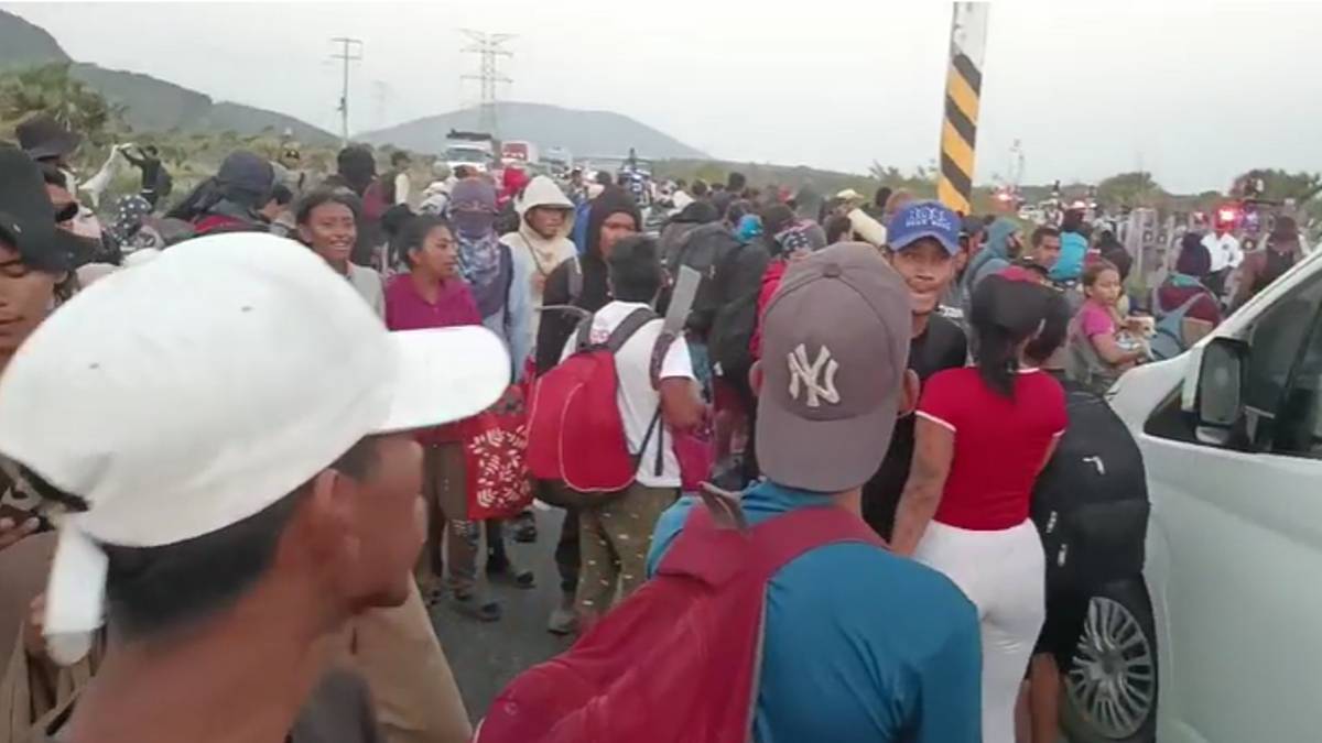 A empujones y golpes: caravana “Viacrucis del Migrante” rompe cerco de seguridad de la Guardia Nacional