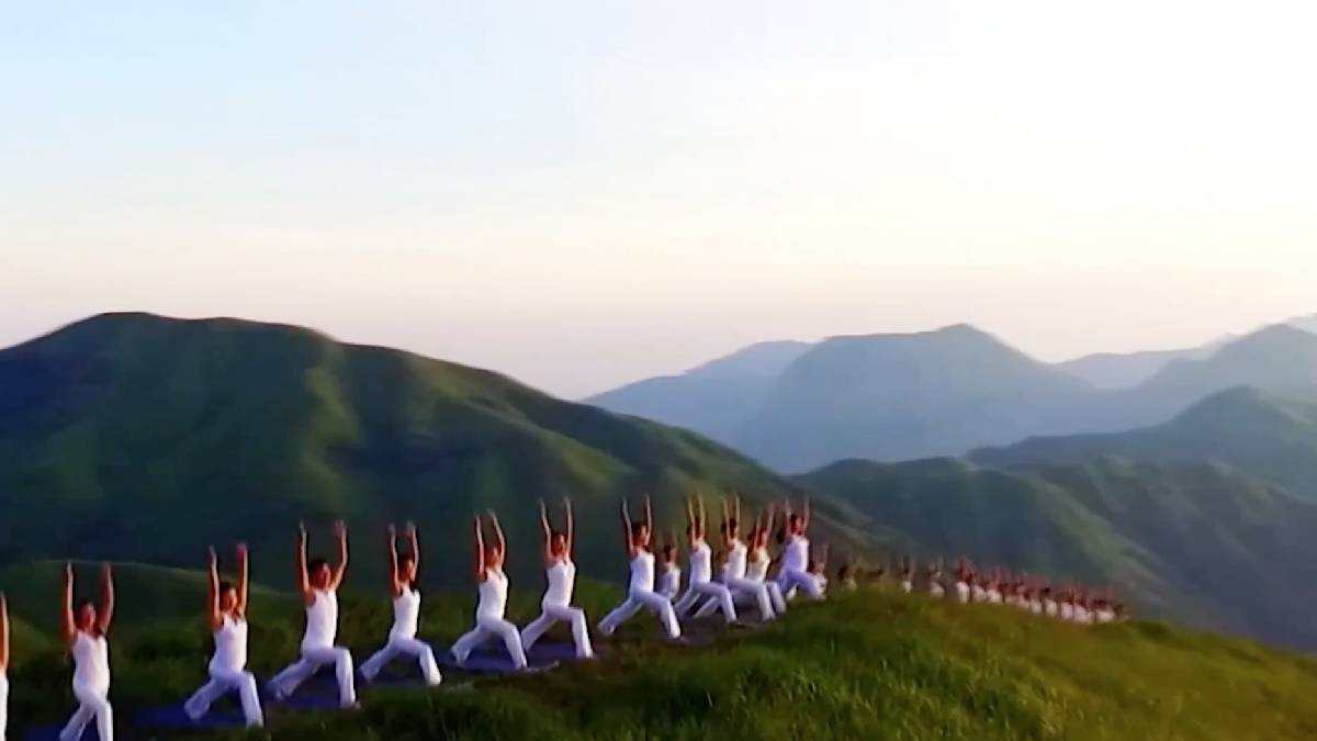 Por qué esta montaña en China atrae turistas jóvenes