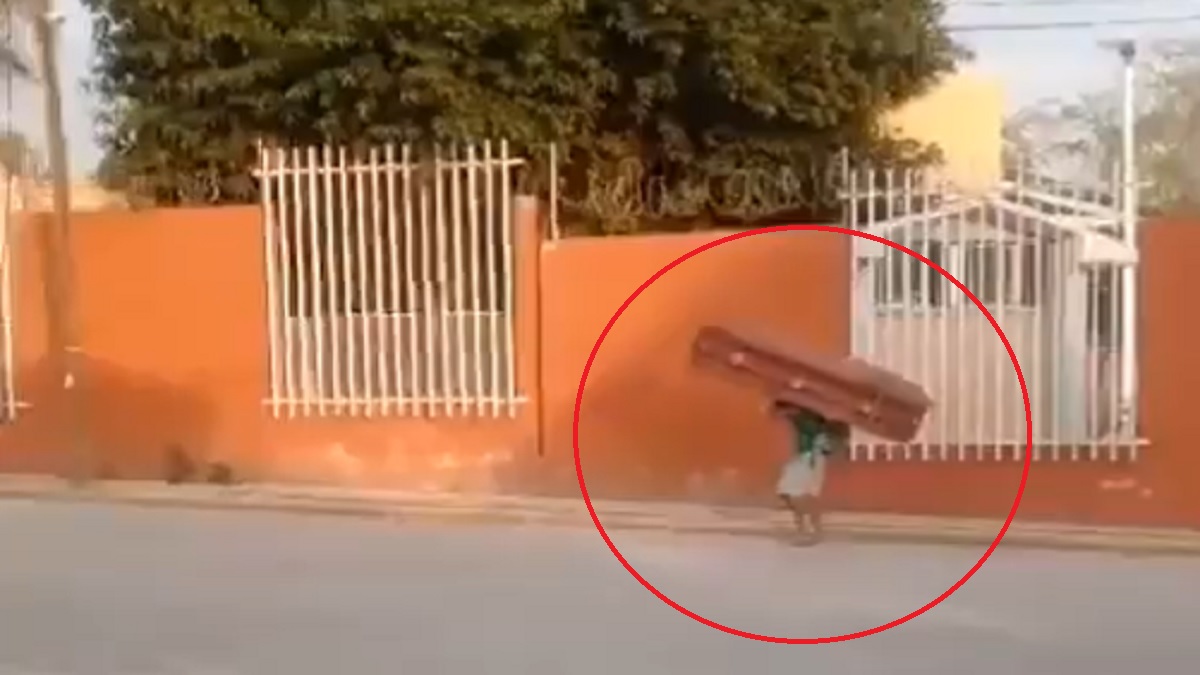 ¿Qué? Sujeto entra a cementerio y se roba ataúd en Morelos; video