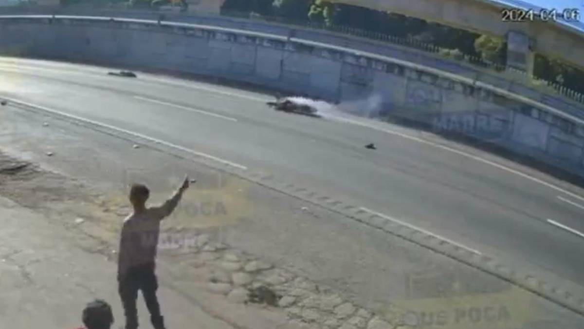 Tras choque, motociclista sale volando varios metros en la México-Toluca; video