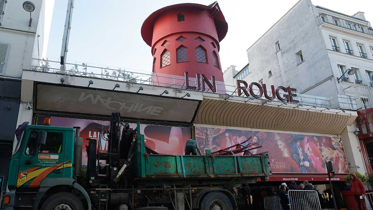 Se desploman las aspas del emblemático Moulin Rouge de París