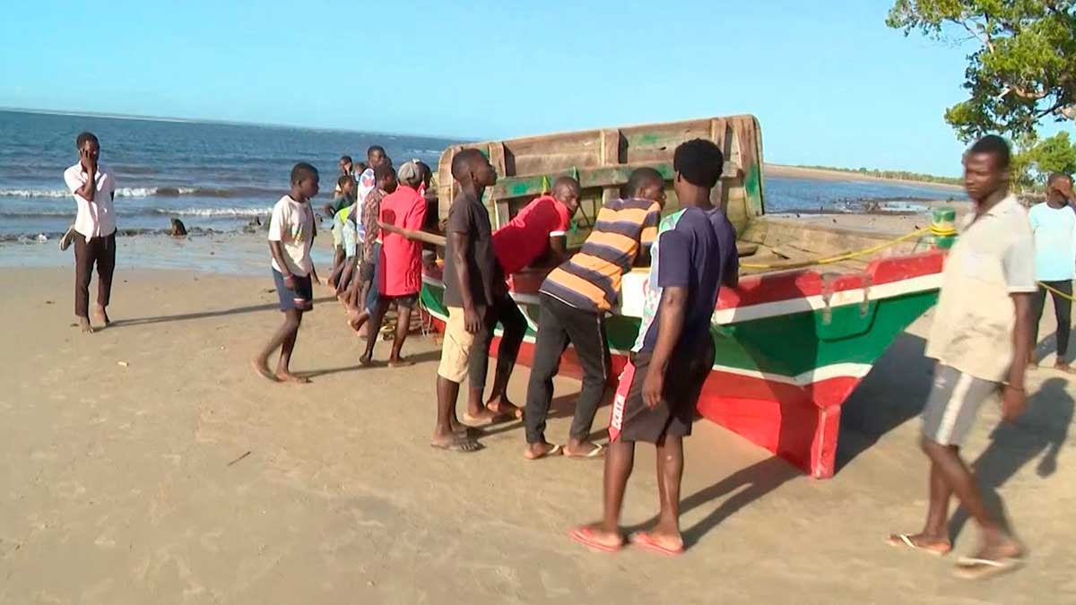 Casi 100 muertos en un naufragio en Mozambique