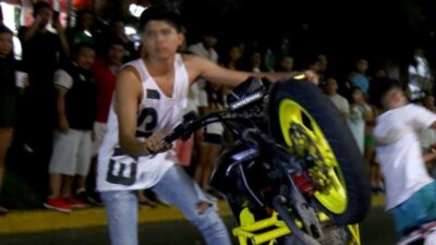 Un motociclista chocó contra un policía de tránsito en calles del centro de León, Guanajuato.